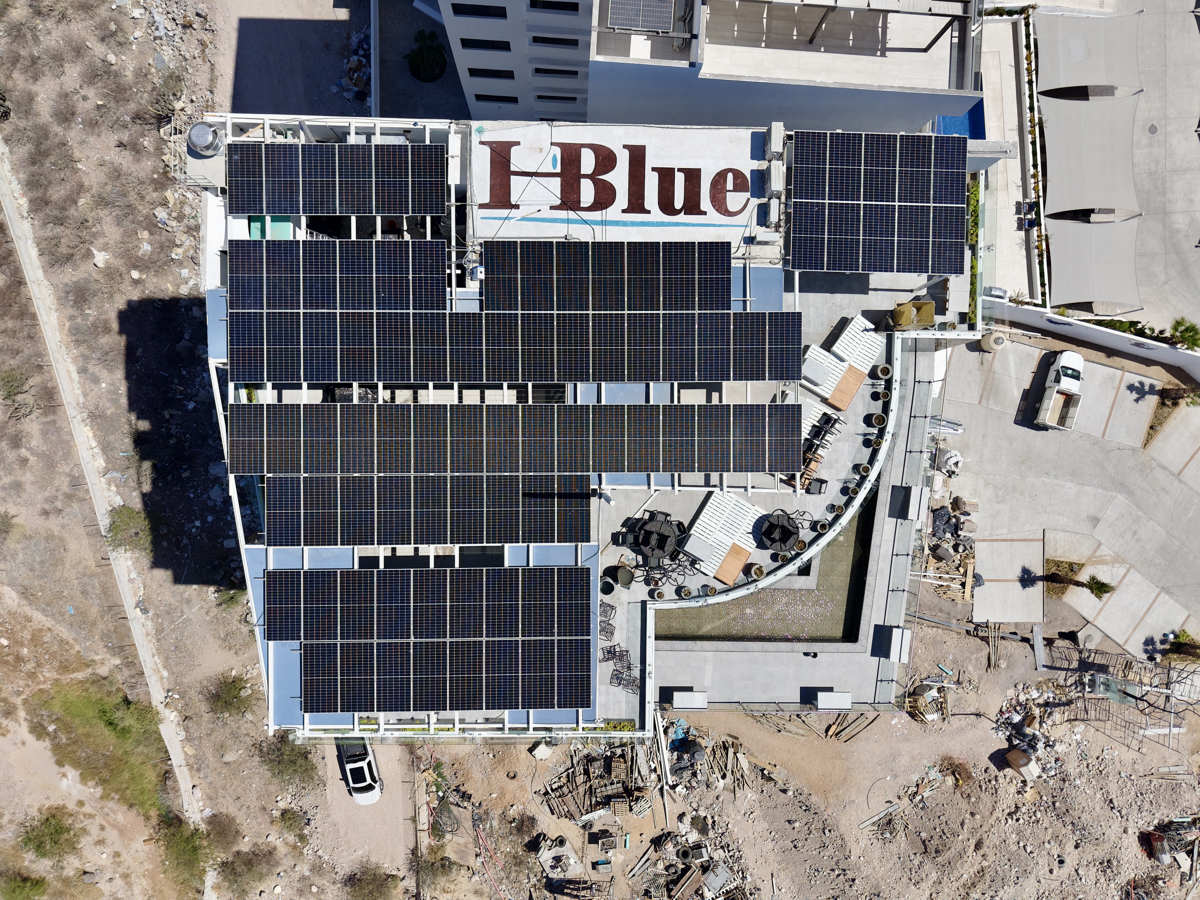 Instalación de paneles solares para hotel en centro de La Paz BCS