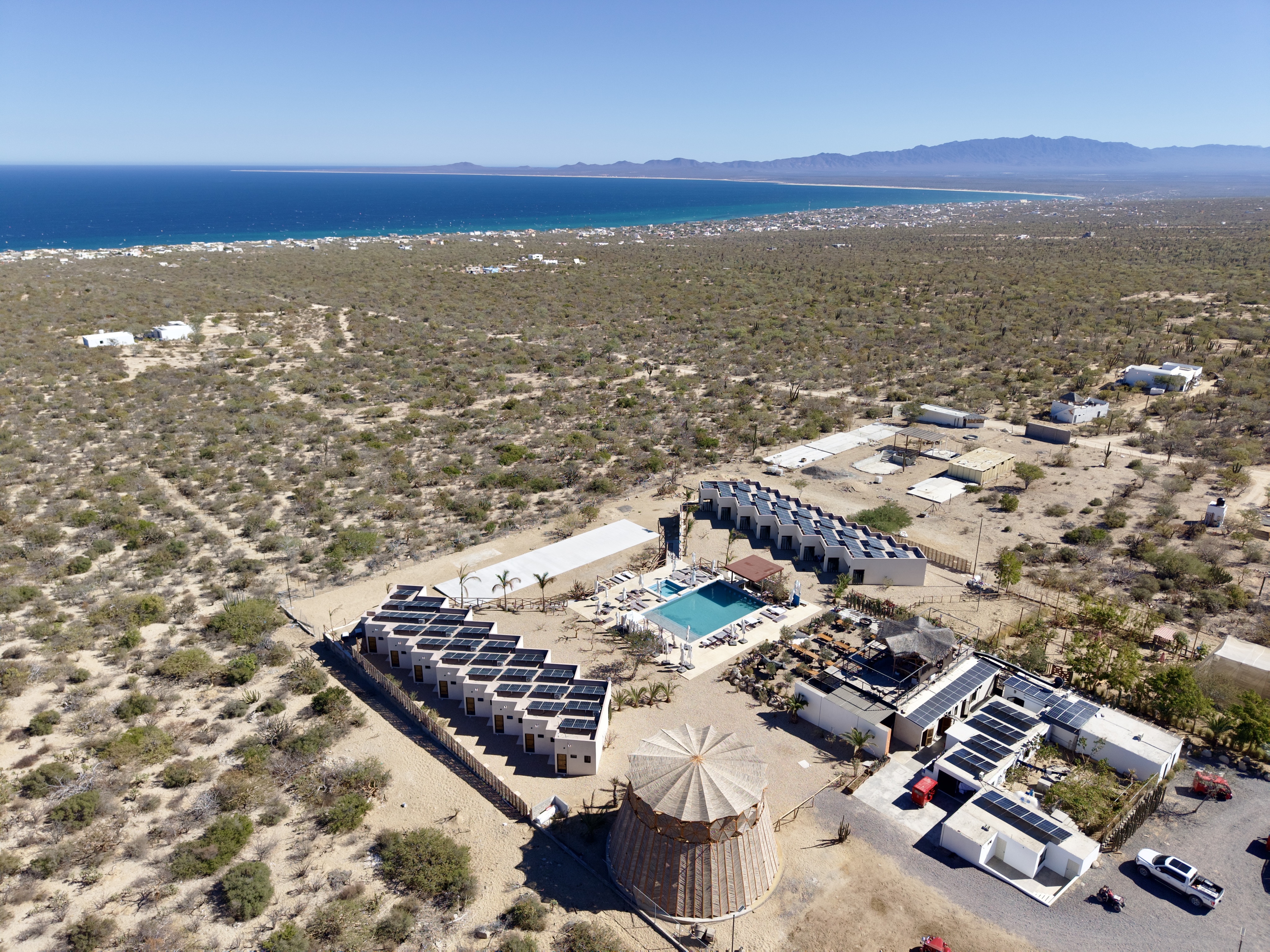 Proyecto de ahorro de energía con paneles solares en Hotel Mística