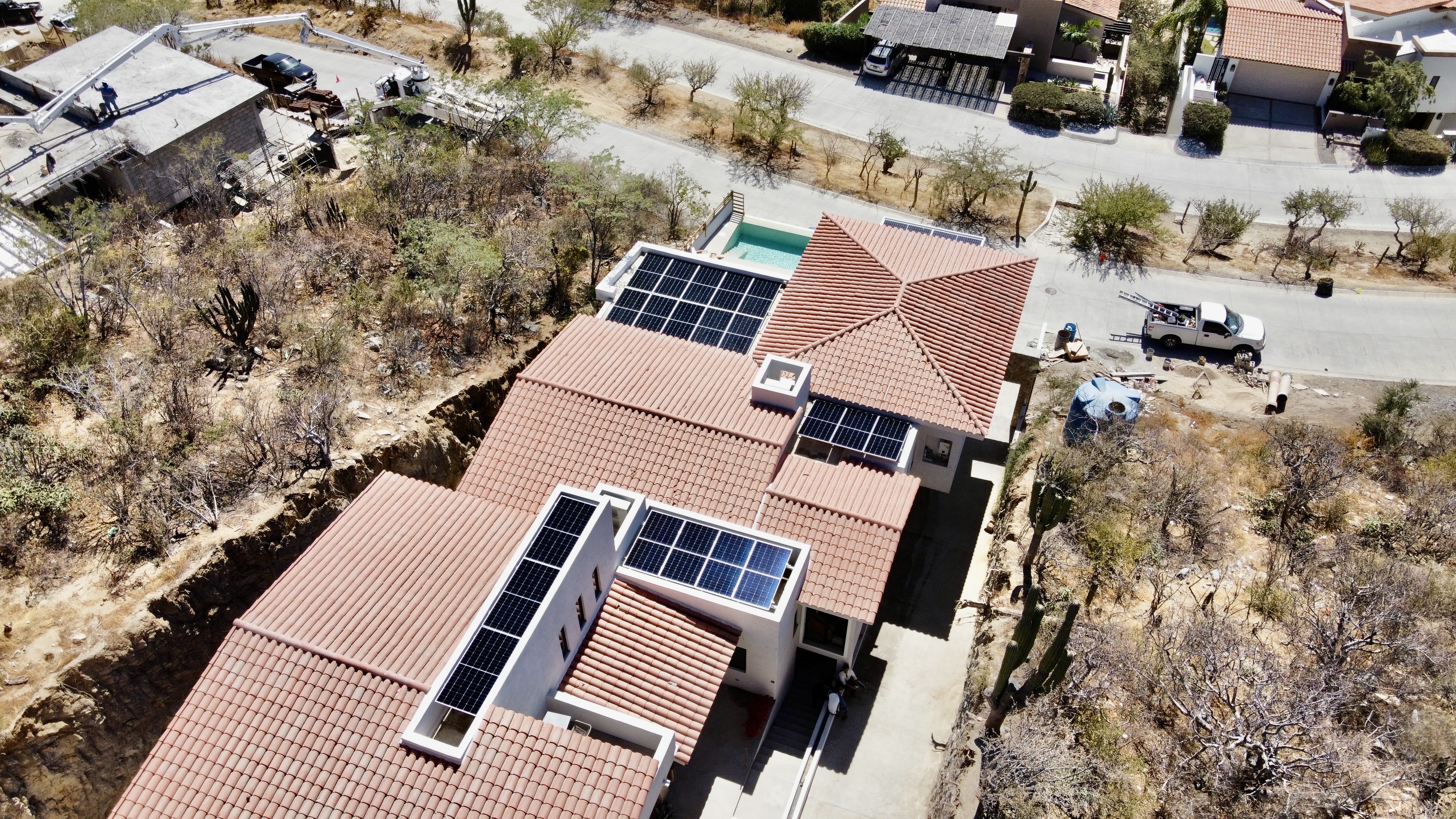 Instalación de paneles solares residenciales para reducir recibo de luz